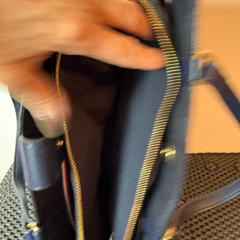 Tommy‎ Hilfiger Navy and Red Satchel - Picture 7 of 10